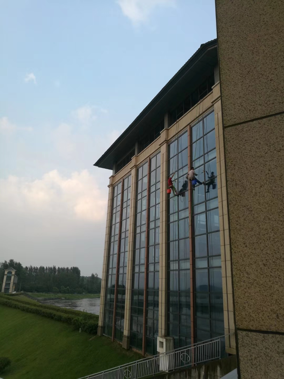 外玻璃幕墙清洗