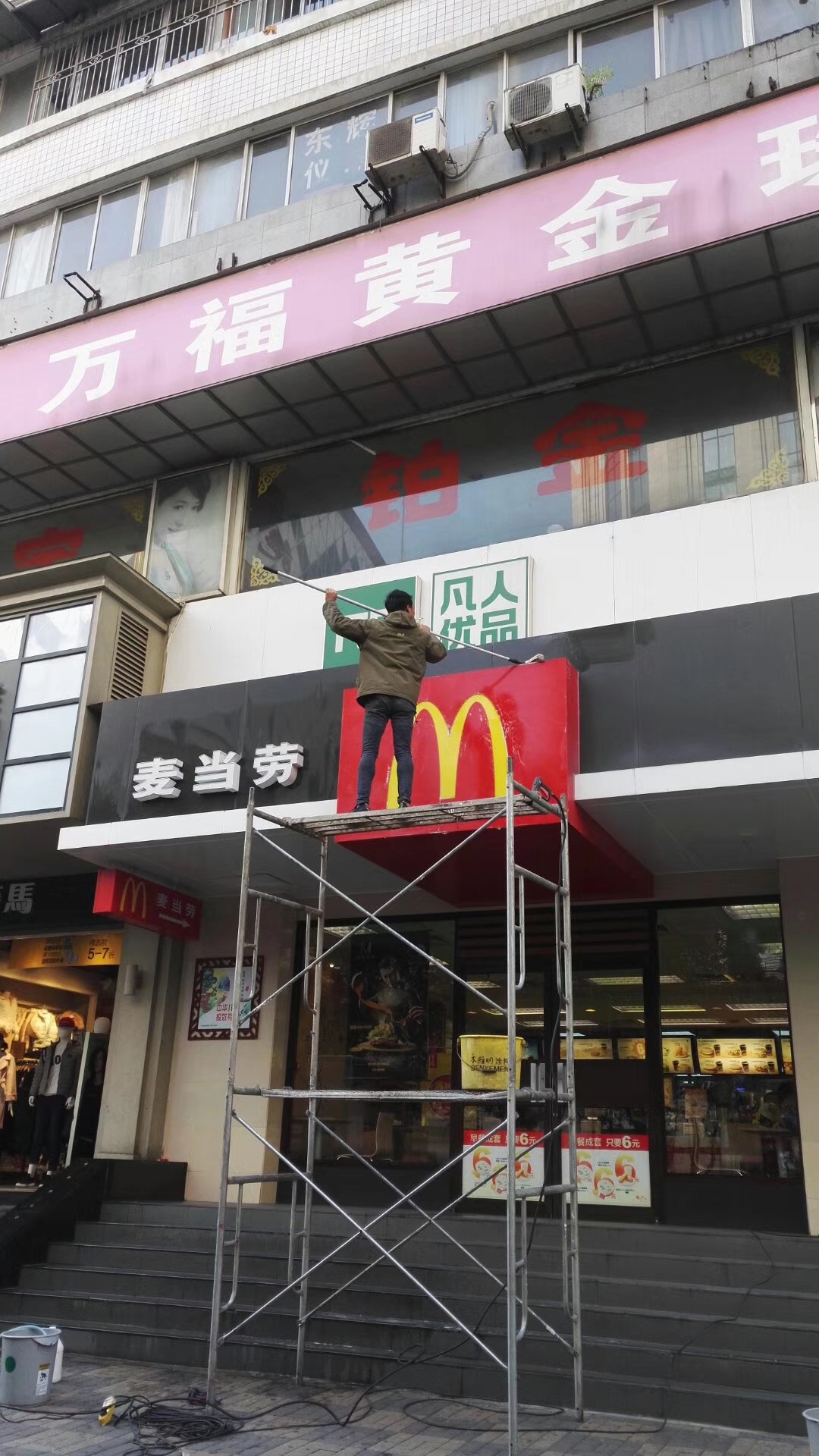 外墙清洁门头清洗的重要性